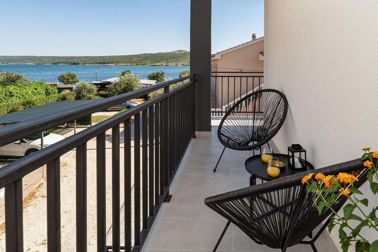 Apartment By The Sea Posedarje Exterior foto
