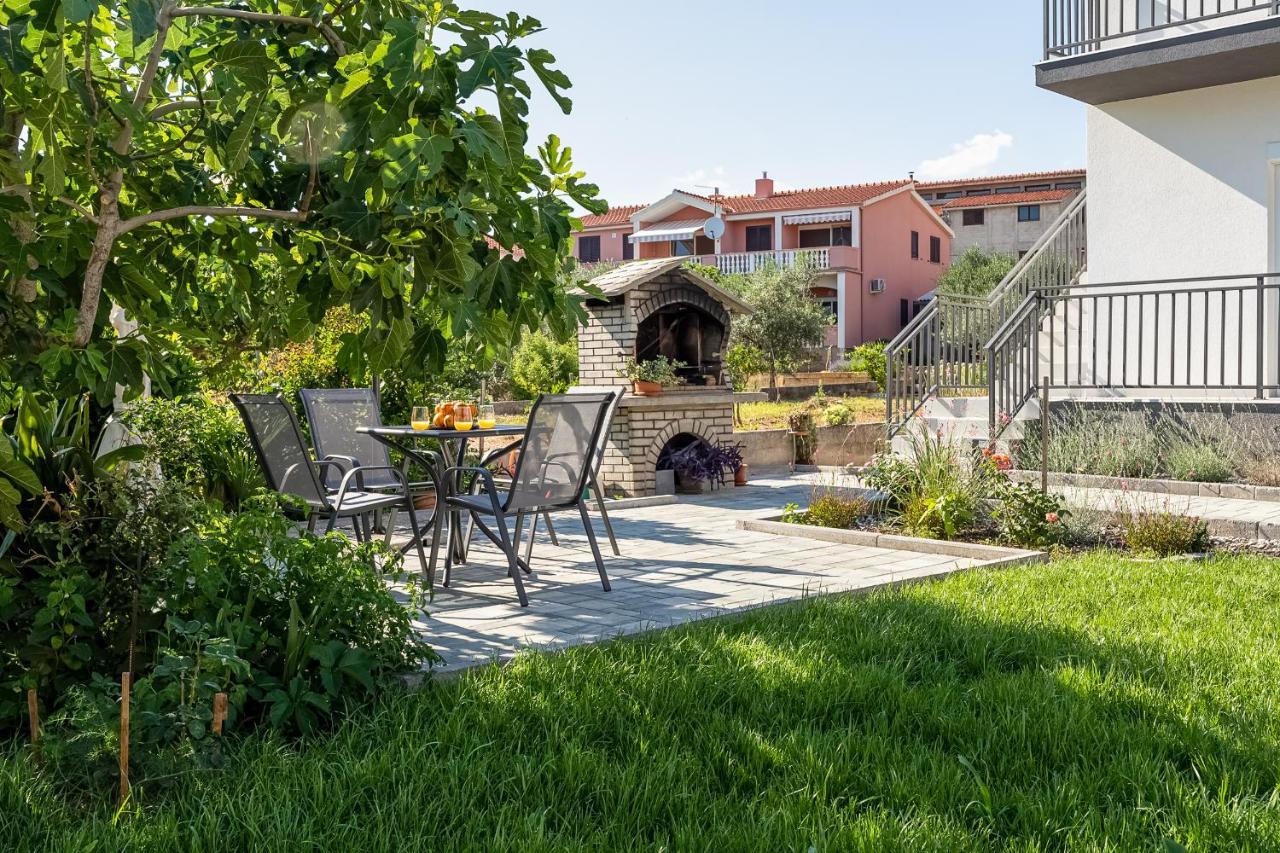 Apartment By The Sea Posedarje Exterior foto